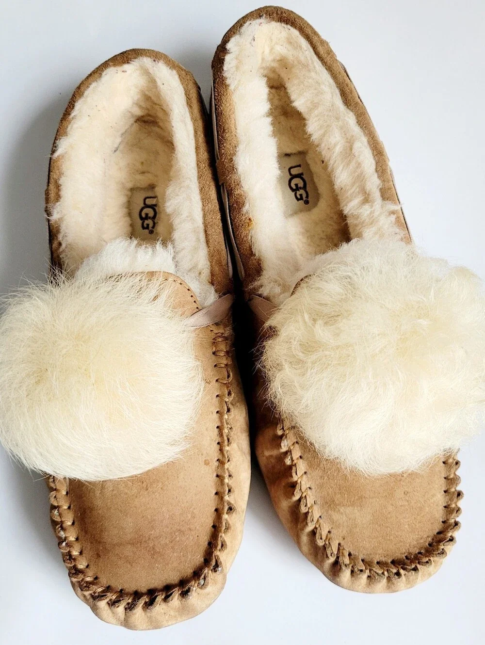 UGG Pom Pom Dakota Toscana Sheepskin Tan Suede Moccasin/Loafers/Slippers US 9